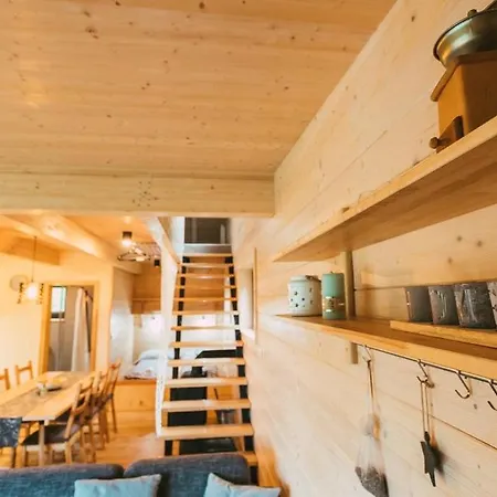 Chalet R *